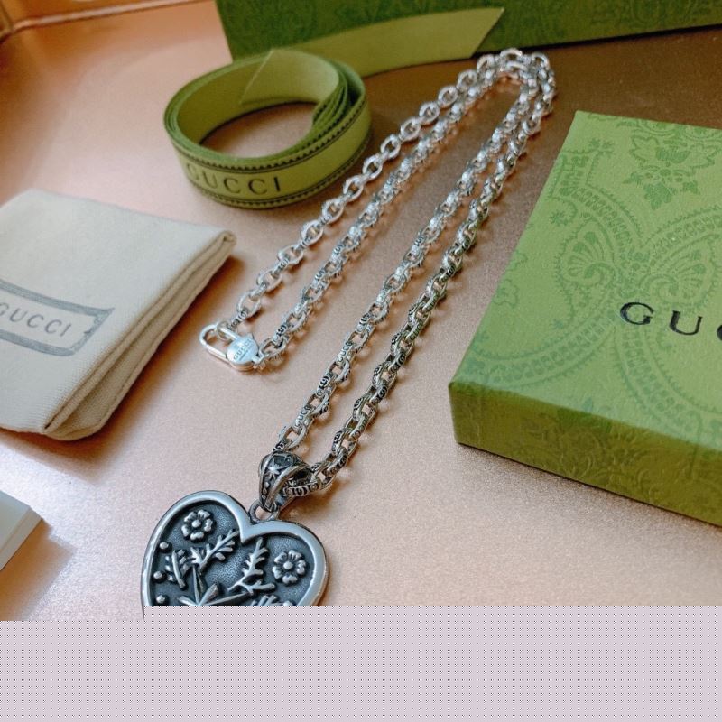 G*u*i necklaces